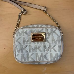Michael Kors logo Cross body! In good condition!!